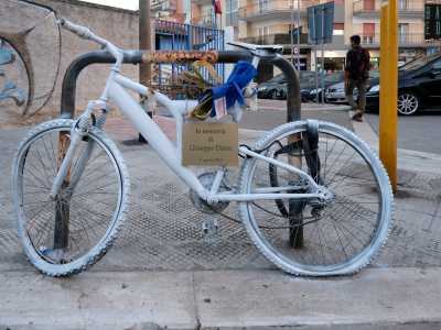 Le ruote sgonfie e il cerchione accidentato riescono idealmente a far sentire il rumore e la tragica forza dell�impatto, avvenuto in una Bari che fatica ancora a divenire una citt� per ciclisti